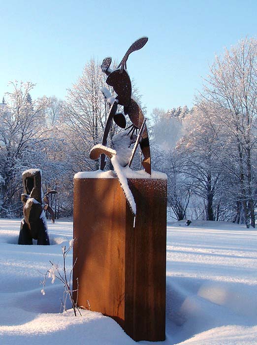 Sonntags im Winter, Stahl, H 237 m.S.